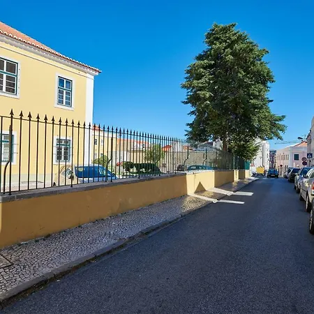 Charming Em Belem-books And Canvas
