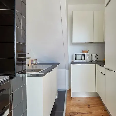 Charming Em Belem-books And Canvas * Lizbona