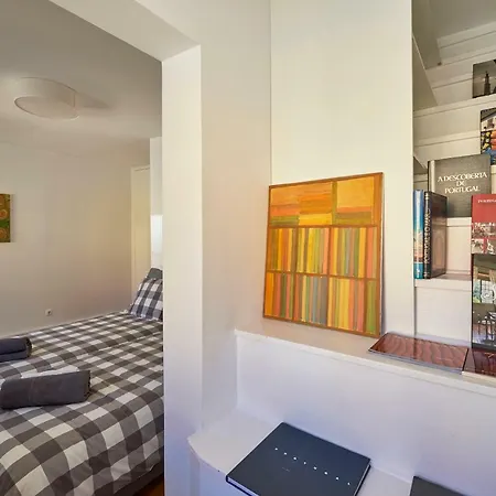 Charming Em Belem-books And Canvas * Lizbona