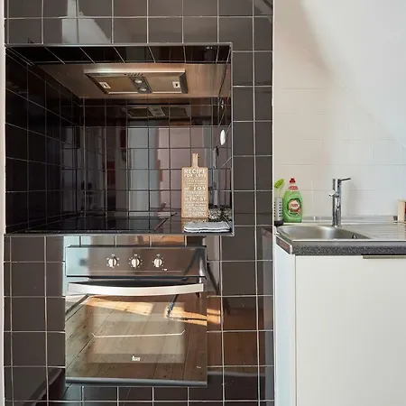 Charming Em Belem-books And Canvas * Lizbona