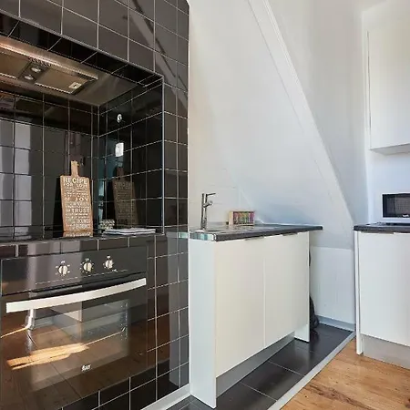 Charming Em Belem-books And Canvas