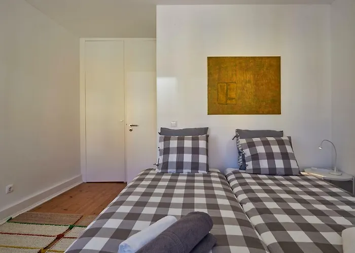 Charming Em Belem-books And Canvas