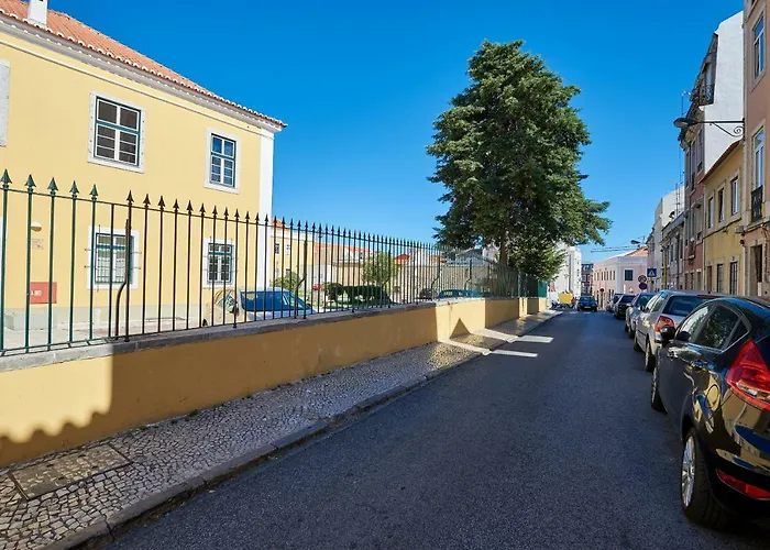 Charming Em Belem-books And Canvas