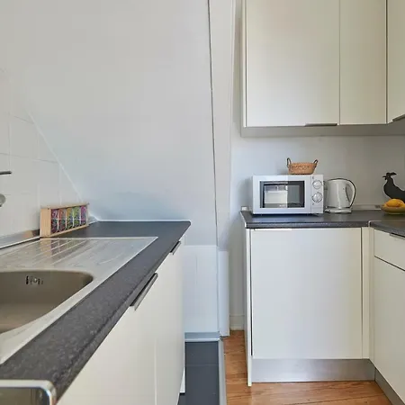 Charming Em Belem-books And Canvas *