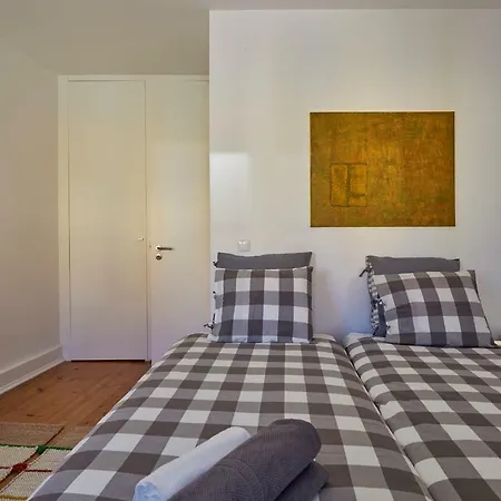 Charming Em Belem-books And Canvas