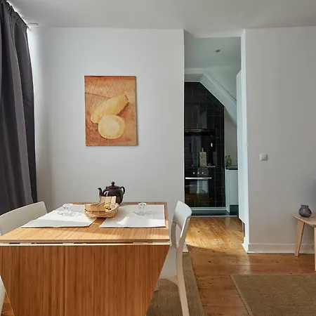 Apartment Charming Em Belem-books And Canvas