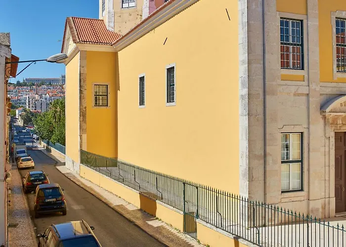 Charming Em Belem-books And Canvas * Lisboa