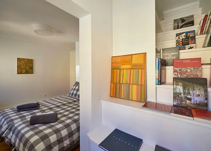 Charming Em Belem-books And Canvas * Lisboa