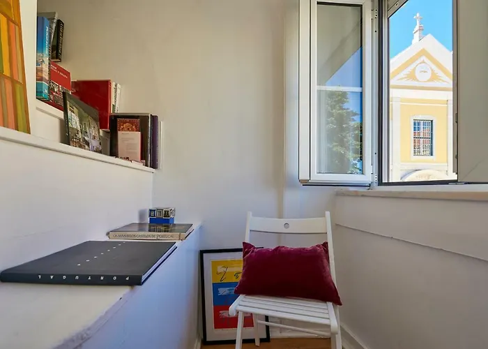 Charming Em Belem-books And Canvas